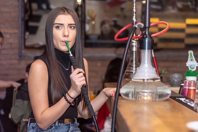 dívka a shisha